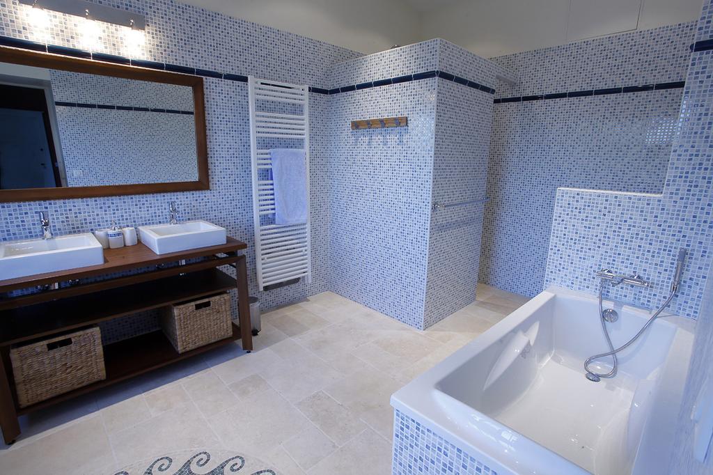 Domaine De Lamassas Bed and Breakfast Hautefage-la-Tour Rum bild